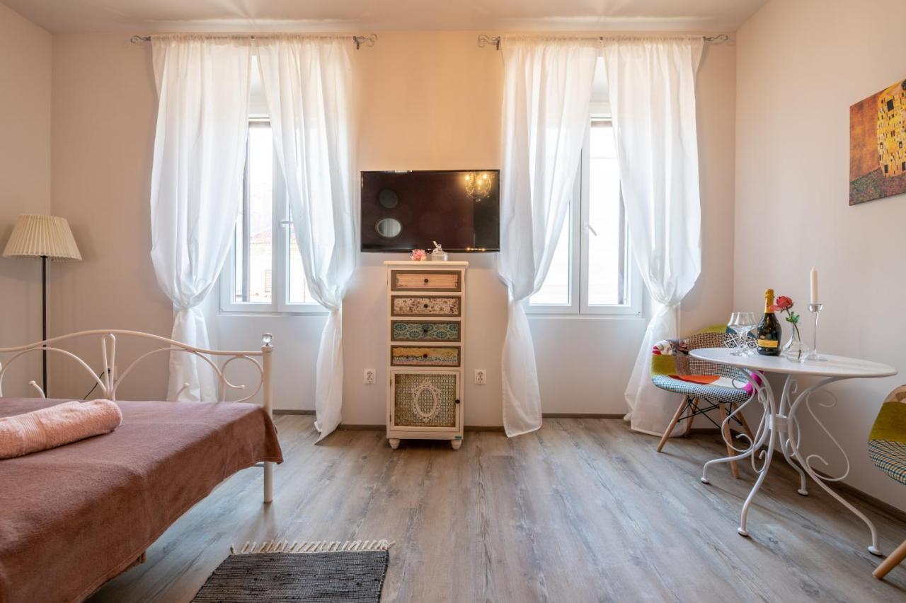 Old City Romantic Studios 4 With Free Private Parking Πούλα Εξωτερικό φωτογραφία